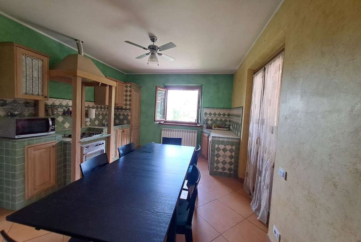 Villa singola su due livelli con ampio giardino in parte terreno edificabile