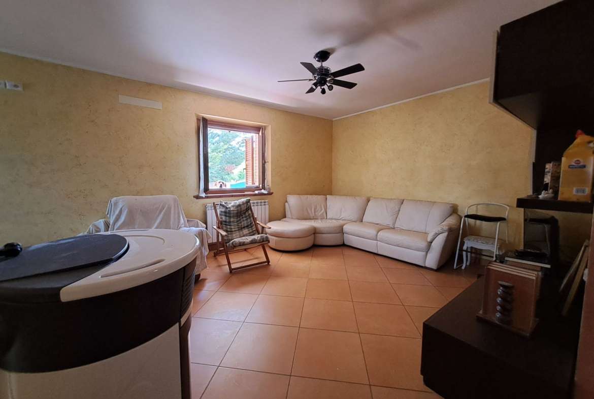 Villa singola su due livelli con ampio giardino in parte terreno edificabile