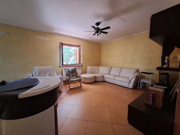 Villa singola su due livelli con ampio giardino in parte terreno edificabile