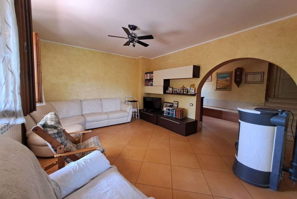 Villa singola su due livelli con ampio giardino in parte terreno edificabile