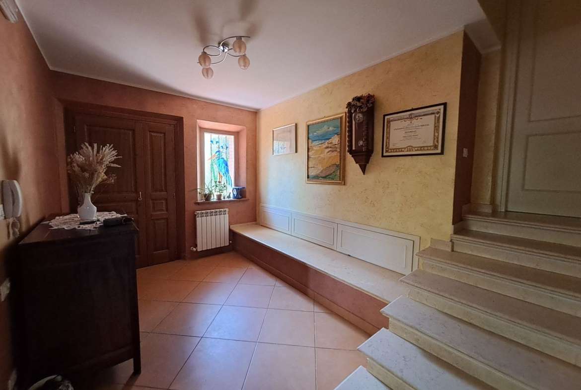 Villa singola su due livelli con ampio giardino in parte terreno edificabile