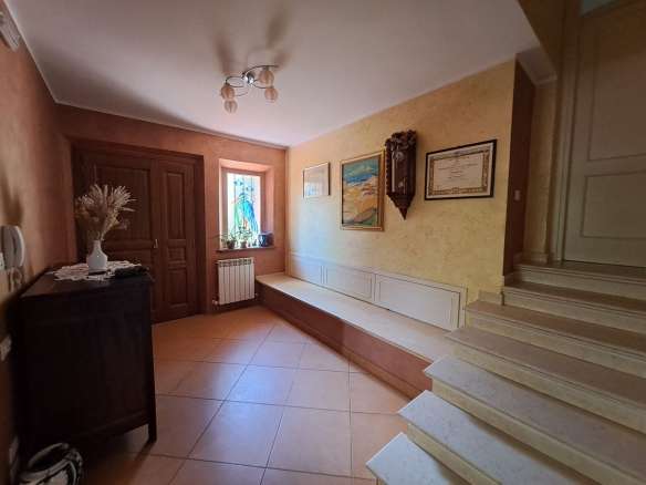 Villa singola su due livelli con ampio giardino in parte terreno edificabile