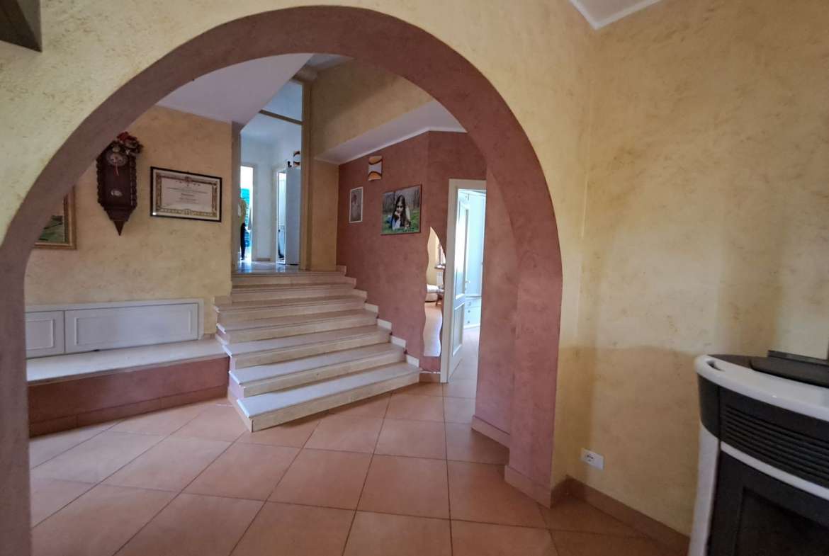 Villa singola su due livelli con ampio giardino in parte terreno edificabile