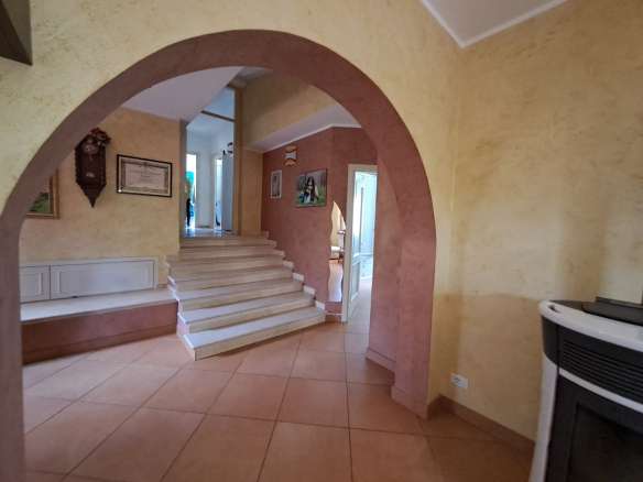 Villa singola su due livelli con ampio giardino in parte terreno edificabile
