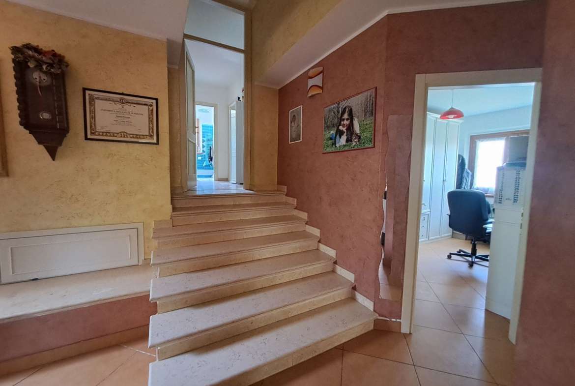 Villa singola su due livelli con ampio giardino in parte terreno edificabile