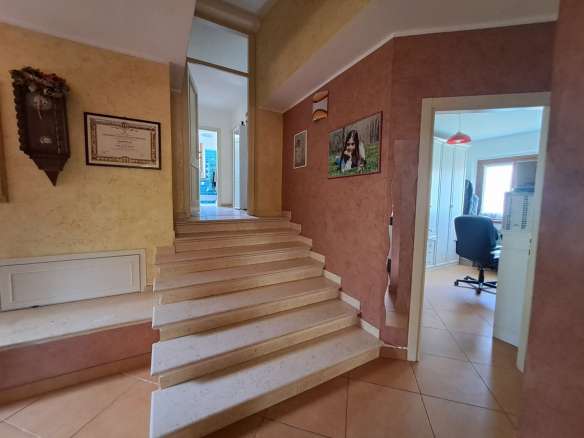 Villa singola su due livelli con ampio giardino in parte terreno edificabile