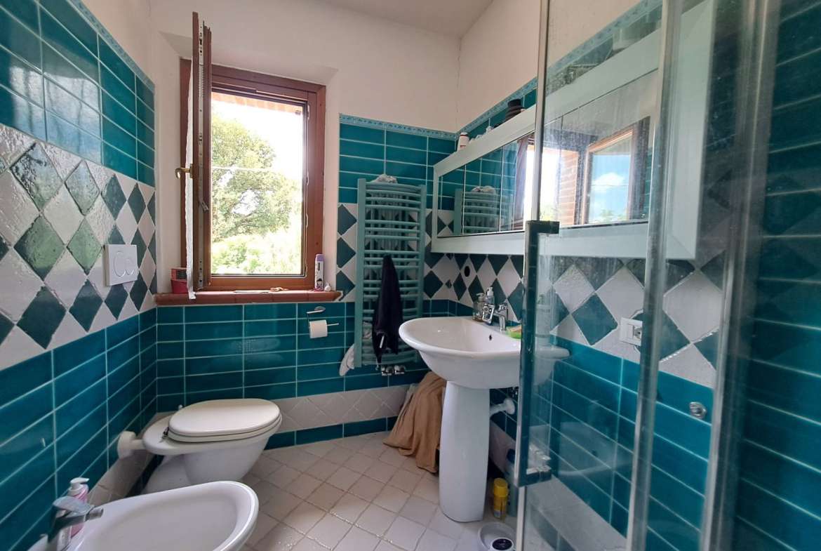Villa singola su due livelli con ampio giardino in parte terreno edificabile