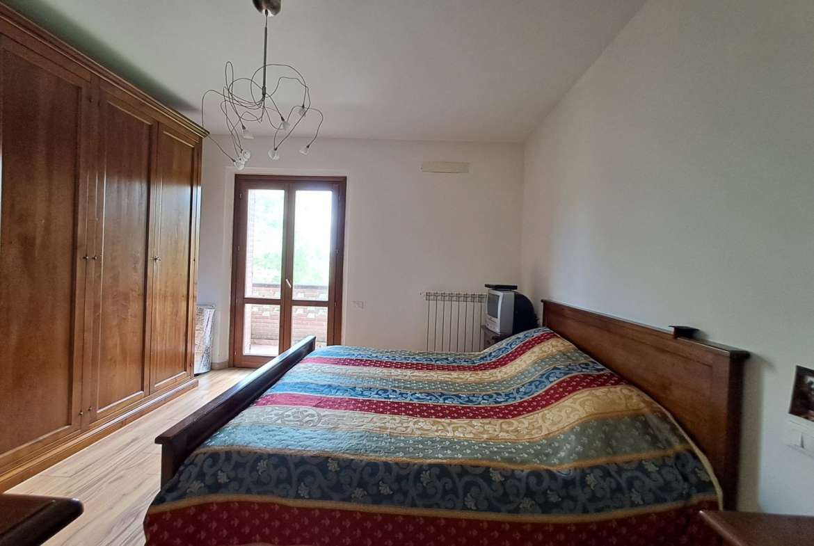 Villa singola su due livelli con ampio giardino in parte terreno edificabile