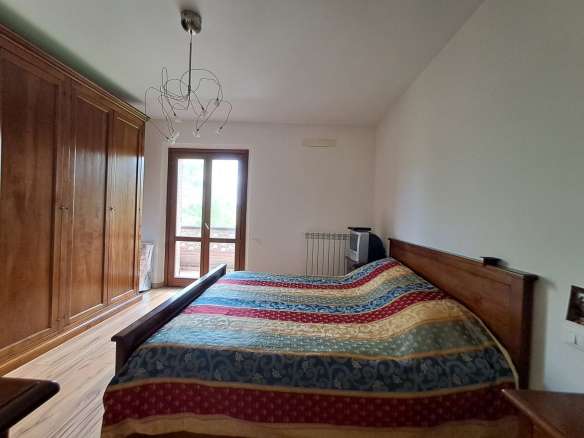 Villa singola su due livelli con ampio giardino in parte terreno edificabile