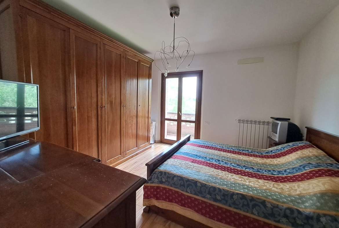 Villa singola su due livelli con ampio giardino in parte terreno edificabile