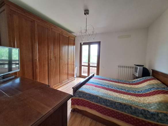 Villa singola su due livelli con ampio giardino in parte terreno edificabile