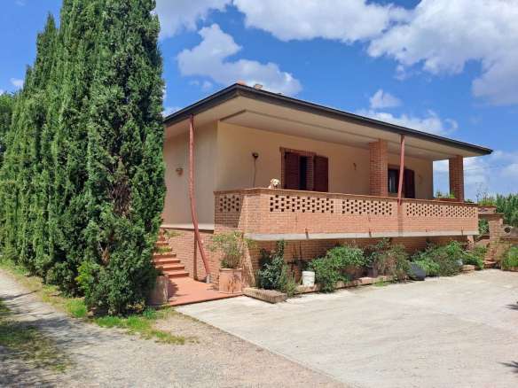 Villa singola su due livelli con ampio giardino in parte terreno edificabile