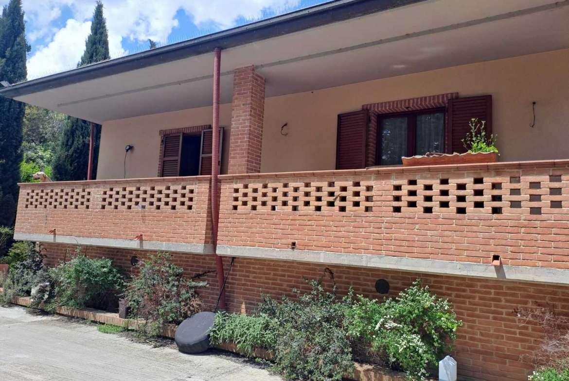 Villa singola su due livelli con ampio giardino in parte terreno edificabile