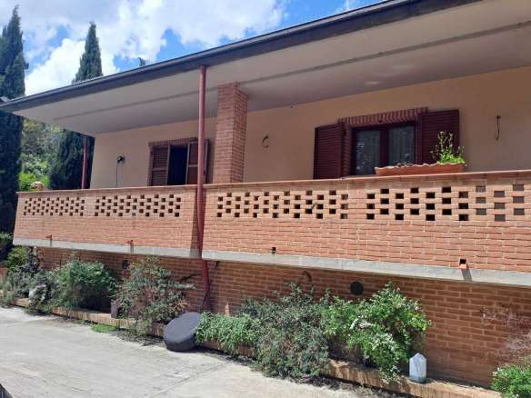 Villa singola su due livelli con ampio giardino in parte terreno edificabile