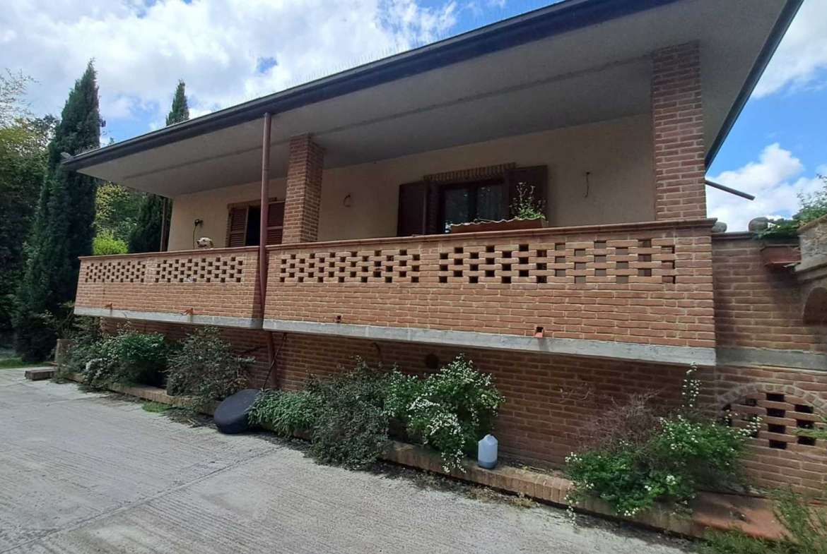 Villa singola su due livelli con ampio giardino in parte terreno edificabile