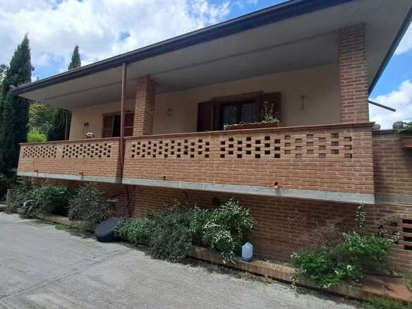 Villa singola su due livelli con ampio giardino in parte terreno edificabile