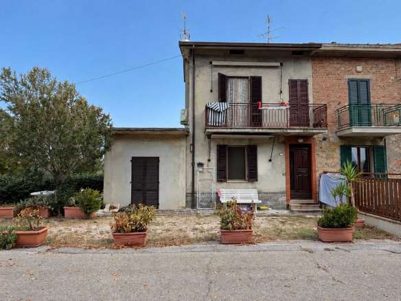 Casa bifamiliare, con un giardino tutto intorno e tre camere da letto