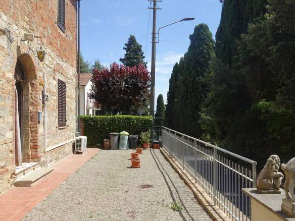 Appartamento al piano terra con giardino privato in una casa bifamiliare